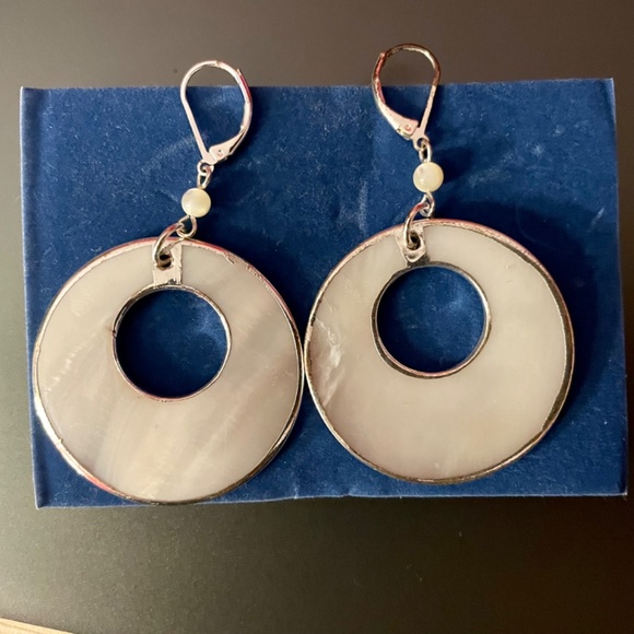 NWOT AVON Silver Opalescent/Pearl Dangle Earrings - Picture 2 of 5